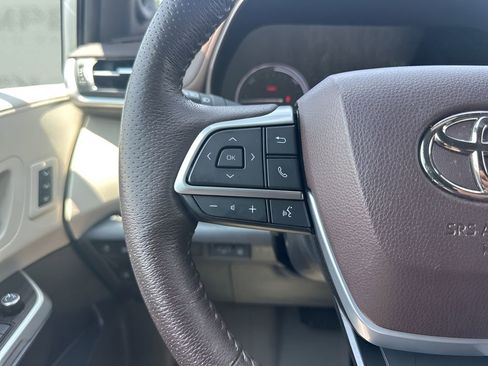 Used 2021 Toyota Sienna Platinum image 16