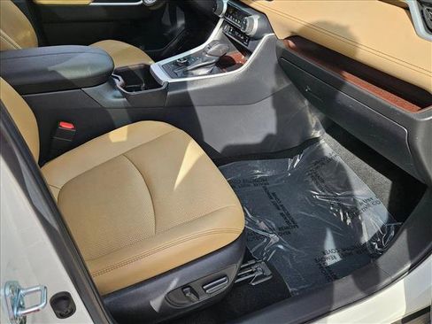 Used 2022 Toyota RAV4 Limited image 18