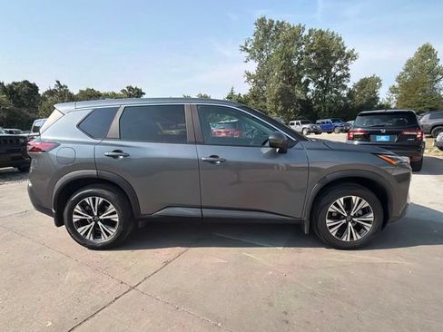 Used 2023 Nissan Rogue SV FWD image 2