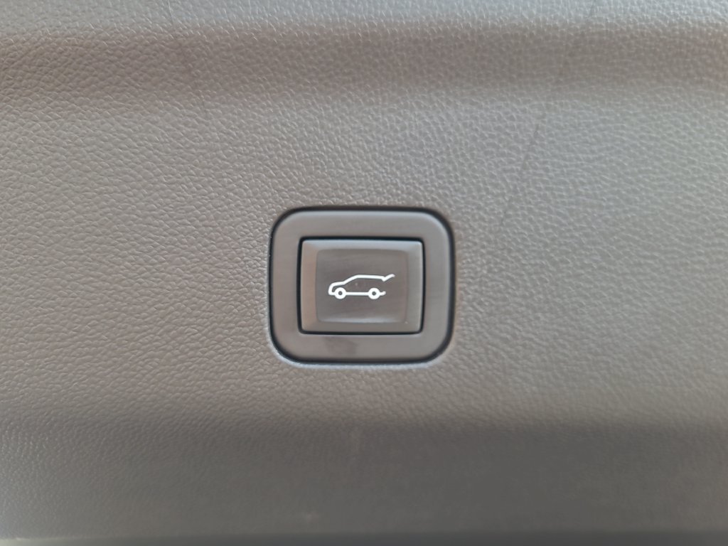 Used 2023 GMC Yukon Denali RWD image 16