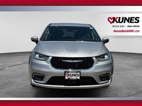 Used 2023 Chrysler Pacifica Touring-L FWD image 3