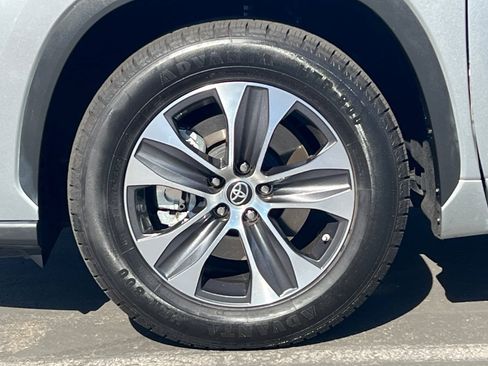 Used 2022 Toyota Highlander XLE FWD image 27