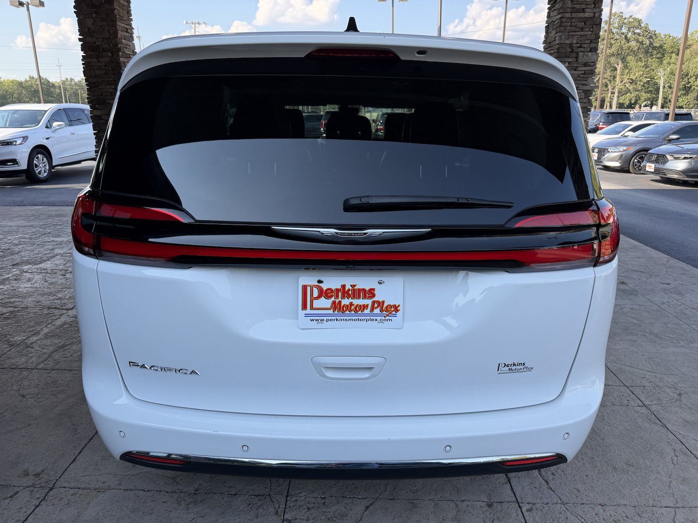 Used 2024 Chrysler Pacifica Touring-L FWD image 8