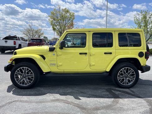 Used 2023 Jeep Wrangler Unlimited Sahara w/ Cold Weather Group AWD/4WD image 9
