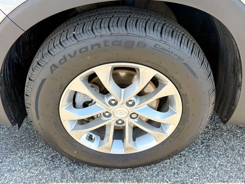 Used 2019 Hyundai Santa Fe SE AWD/4WD image 10