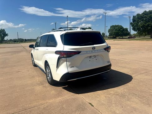 Used 2021 Toyota Sienna Limited image 8