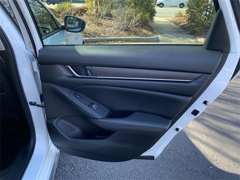 Used 2022 Honda Accord Touring image 11