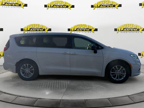 New 2026 Chrysler Pacifica Select FWD image 6