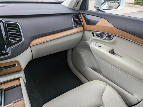 Certified 2022 Volvo XC90 T6 Momentum w/ Advanced Package image 17