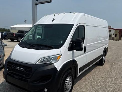 Used 2025 RAM ProMaster 2500 w/ Convenience Group FWD image 2
