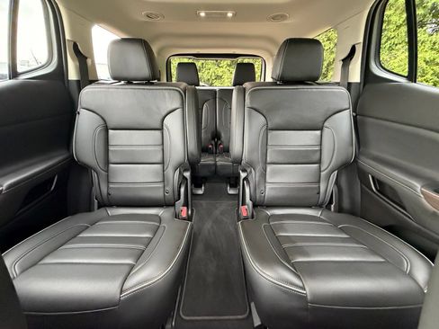 Used 2023 GMC Acadia Denali w/ Denali Ultimate Package AWD/4WD image 3