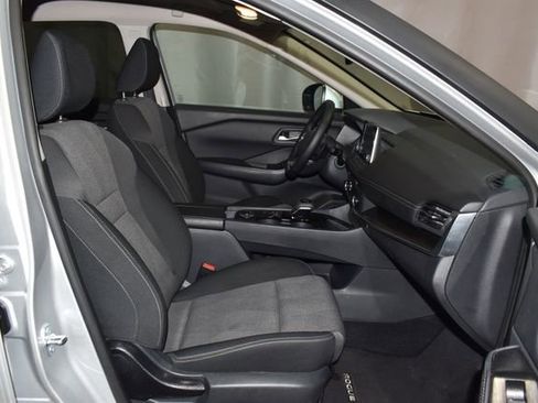 Used 2025 Nissan Rogue SV image 29