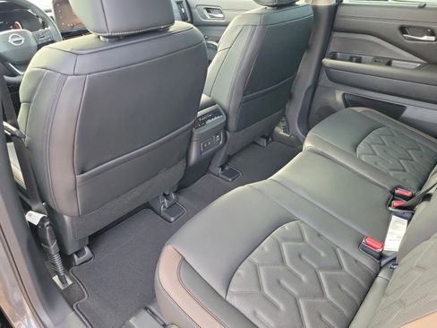 New 2026 Nissan Pathfinder Platinum image 14