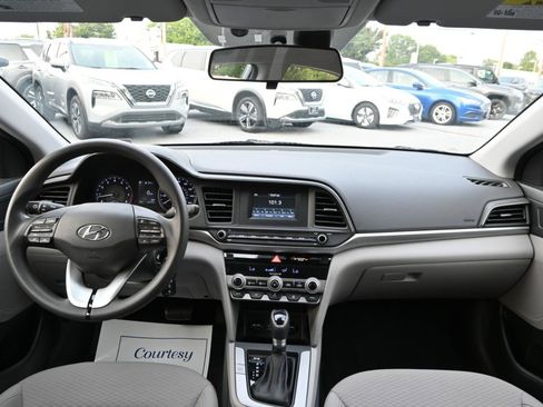 Used 2020 Hyundai Elantra SE FWD image 2