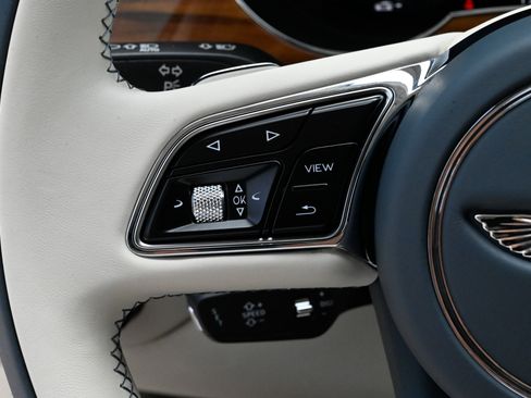 Used 2023 Bentley Bentayga AWD/4WD image 24
