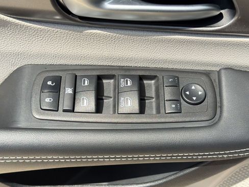 Used 2024 Chrysler Pacifica Touring-L FWD image 12