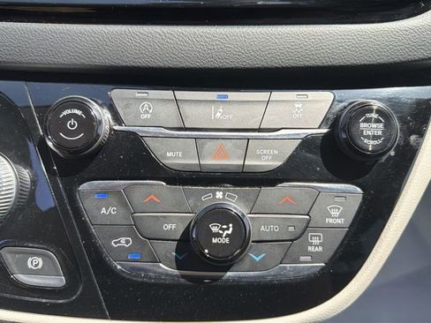 Used 2022 Chrysler Pacifica Touring-L FWD image 18