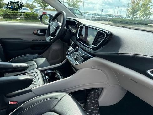 Used 2023 Chrysler Pacifica Limited w/ Uconnect Theater Family Group FWD image 9