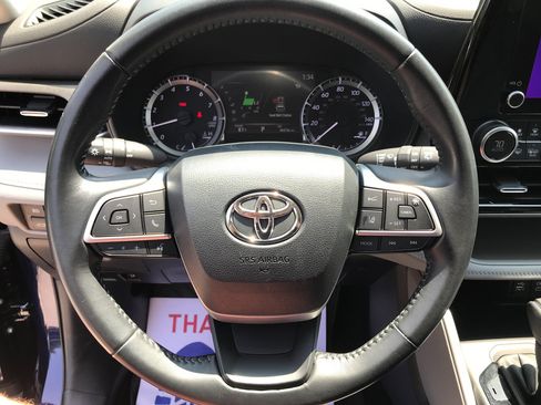 Used 2023 Toyota Highlander LE FWD image 15