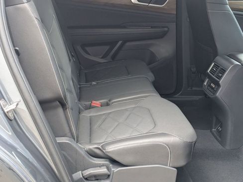 Used 2025 Volkswagen Atlas SE image 31