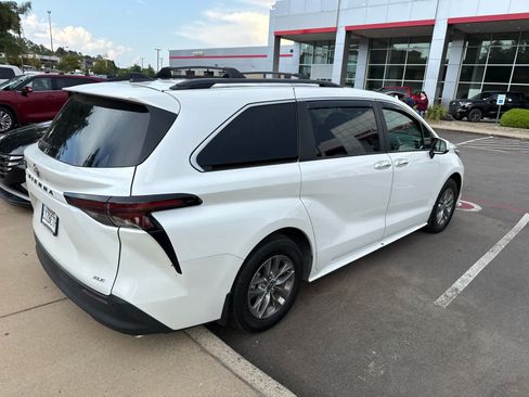 Used 2025 Toyota Sienna XLE w/ XLE Plus Package FWD image 3