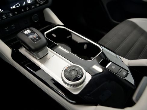 Used 2025 Mitsubishi Outlander SE image 25