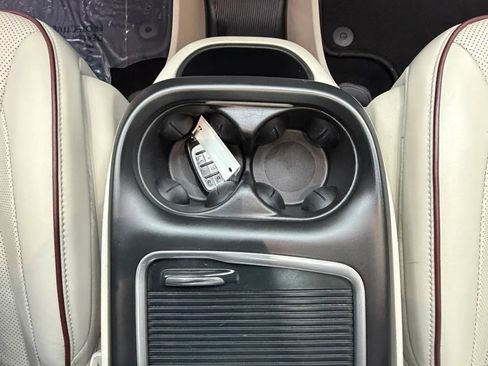 Used 2020 Chrysler Pacifica Limited FWD image 27