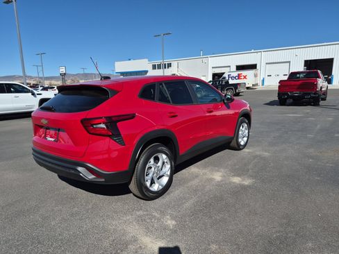New 2026 Chevrolet Trax LS w/ LS Convenience Package FWD image 3