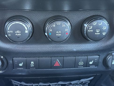 Used 2012 Jeep Wrangler Unlimited Rubicon w/ Dual Top Group AWD/4WD image 21