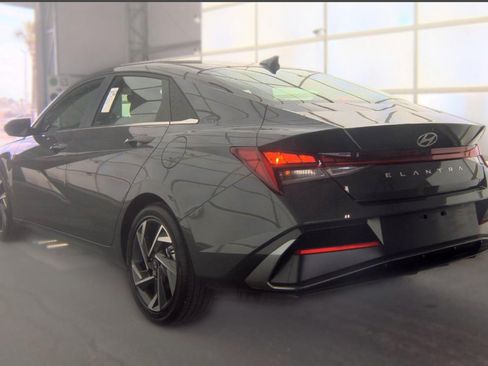 Used 2025 Hyundai Elantra SEL FWD image 7