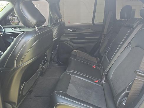 Used 2023 Jeep Grand Cherokee Altitude RWD image 10