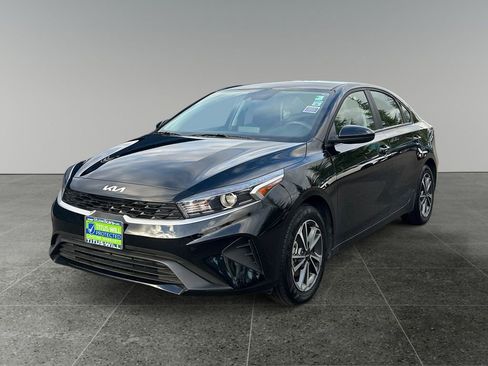 Used 2024 Kia Forte LXS image 3