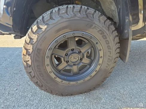 Used 2019 Toyota Tacoma TRD Sport w/ Technology Package image 5