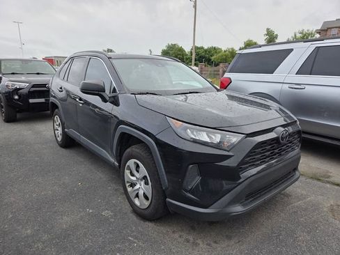 Used 2019 Toyota RAV4 LE FWD image 3