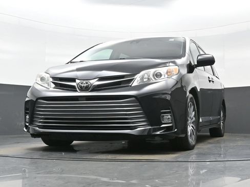 Used 2020 Toyota Sienna XLE FWD image 27