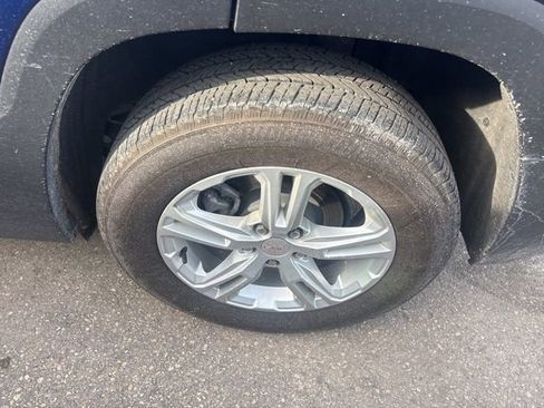 Used 2023 GMC Terrain SLE w/ Driver Convenience Package image 7