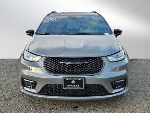 Used 2025 Chrysler Pacifica Limited image 8