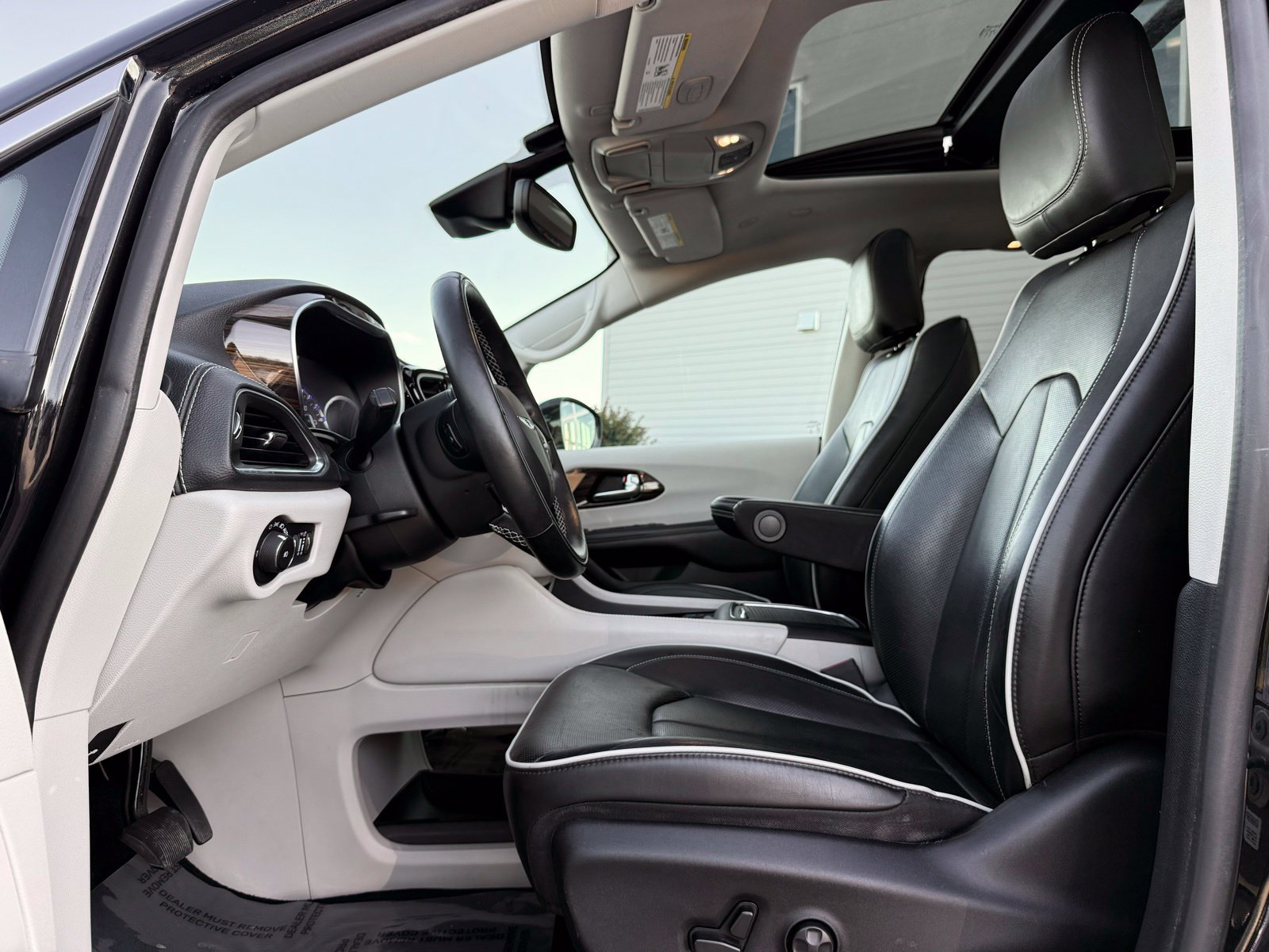 Used 2022 Chrysler Pacifica Limited FWD image 18