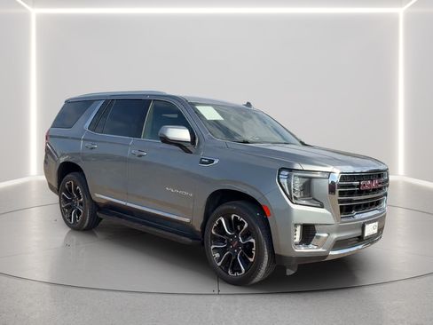 Used 2023 GMC Yukon SLT w/ SLT Luxury Package RWD image 3