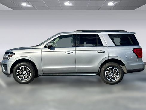 Used 2022 Ford Expedition XLT image 2