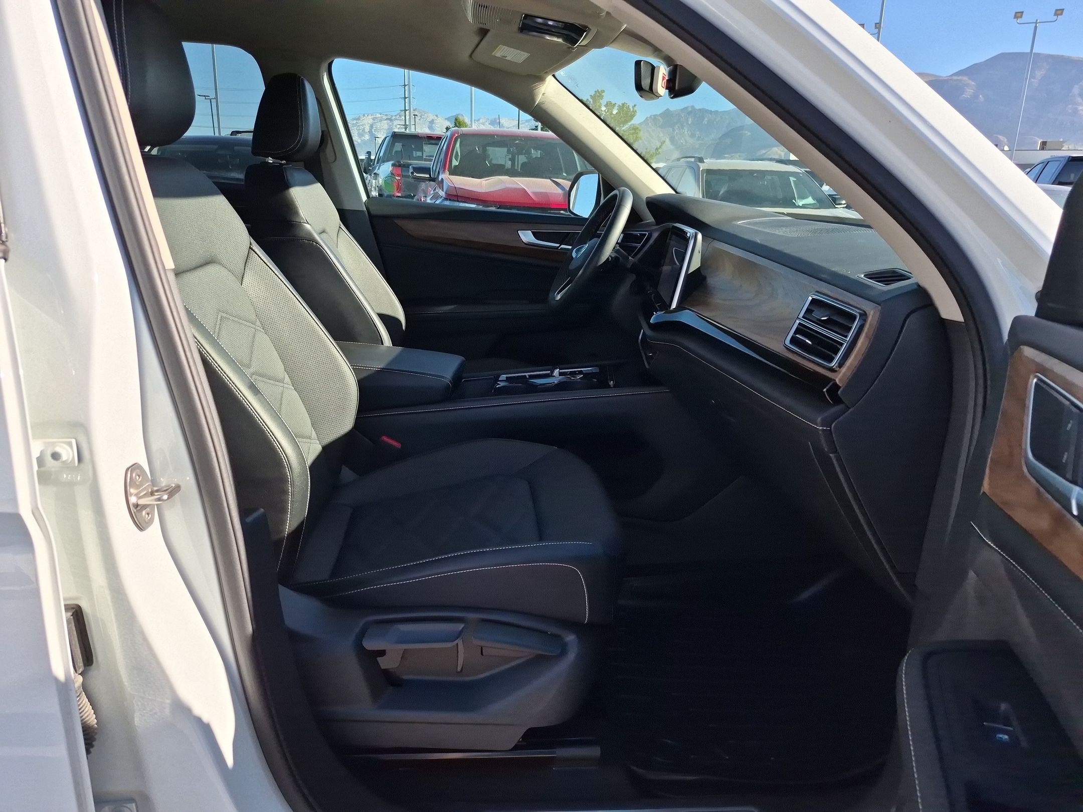 Used 2024 Volkswagen Atlas SE AWD/4WD image 30