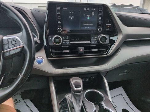 Used 2021 Toyota Highlander XLE AWD/4WD image 17