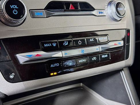 Used 2022 Ford Explorer XLT w/ Equipment Group 202A image 17