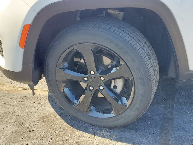 Used 2023 Jeep Grand Cherokee Altitude AWD/4WD image 4