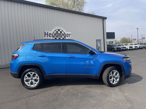 Used 2025 Jeep Compass Latitude AWD/4WD image 8