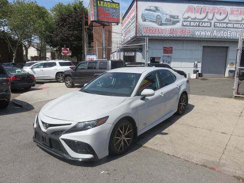 Used 2023 Toyota Camry SE w/ Cold Weather Package AWD/4WD image 2