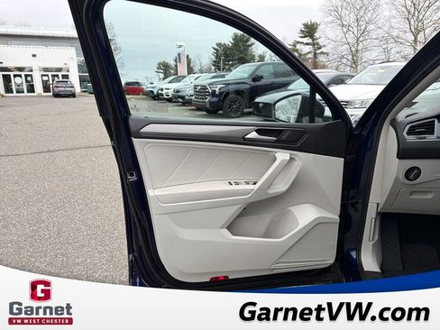 Used 2023 Volkswagen Tiguan SE w/ Panoramic Sunroof Package image 11