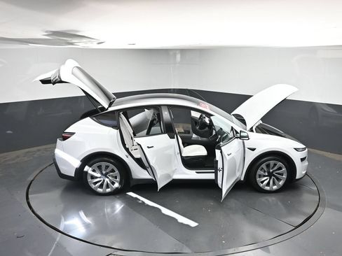 Used 2026 Tesla Model Y 2WD image 44