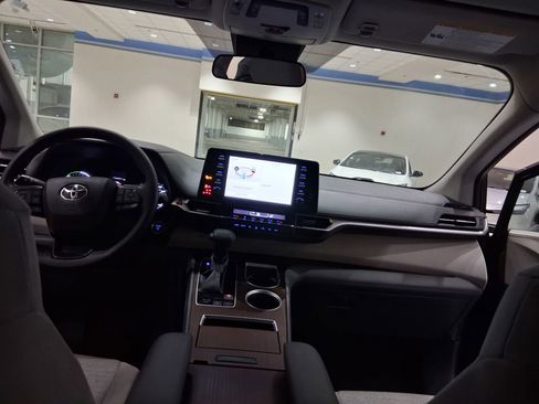 Used 2022 Toyota Sienna LE image 19