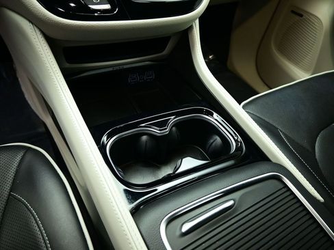 Used 2022 Chrysler Pacifica Limited image 25